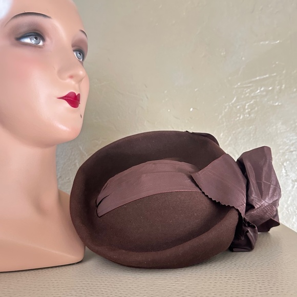 COVETED AND REGISTERED DESIGNER 1940s' BROWN FELT & TAFFETA TILT HAT - Picture 9 of 12